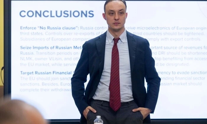 Дрон з західними компонентами на фоні українського прапору