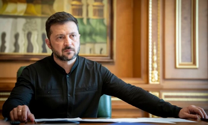 Зеленский на фоне карты Украины