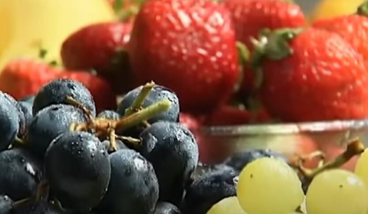 Полуниця дешевшає, виноград дорожчає: ціни на ягоди