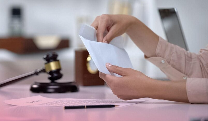 Обмеження виїзду та арешт коштів: що відбувається