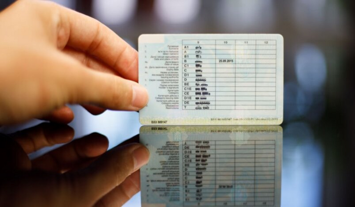 Молодий водій у машині