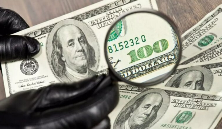 Група українців обмінюють гроші на валюту