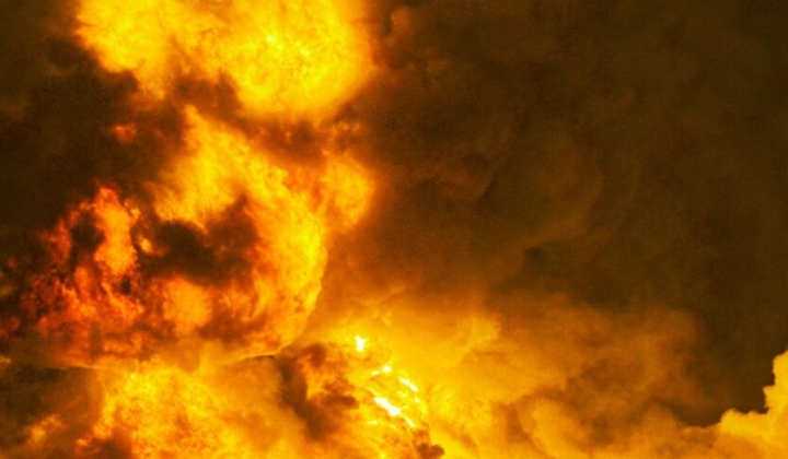 Обгоревшие автомобили на улице Харькова