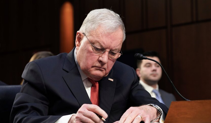 Синя карта США на фоні українського прапора