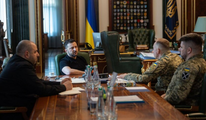 Зеленский проводит совещание с военными