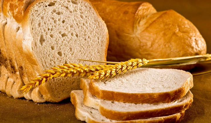 Пакет муки на темному фоні