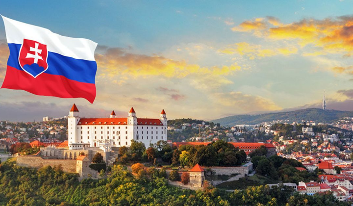 Сотрудник в форме экстренных служб пропускает украинцев без биометрических паспортов