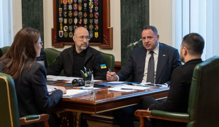 Зеленський розглядає папери біля столу