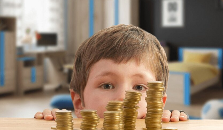 Девушка помогает мальчику с ребенком