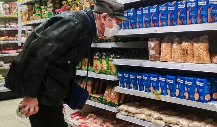 Овочі та яйця на білому тлі