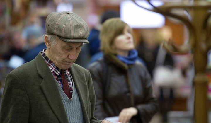 Пенсіонерка з білим волоссям та костюмом