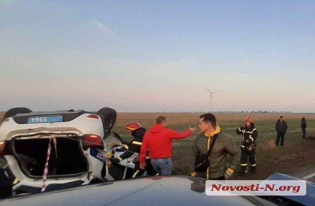 Авто поліції на зустрічній смузі