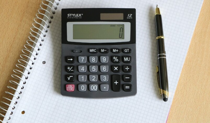 Карта України з символами грошей