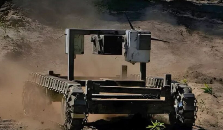 Студенти працюють з роботами у лабораторії