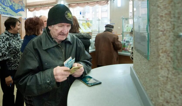 Пенсіонери отримують виплати на півроку вперед