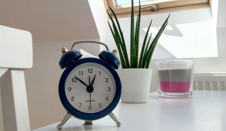 Зображення годинника зі стрілками та зміною часу