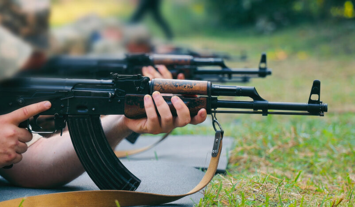 Студенты в форме на военном полигоне