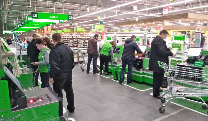 Українці перевіряють чек у магазині