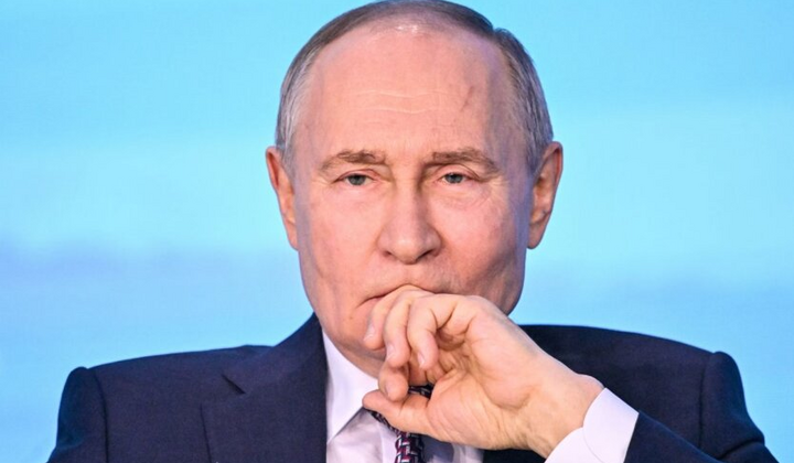 Портрет Путина и флаги России и Украины
