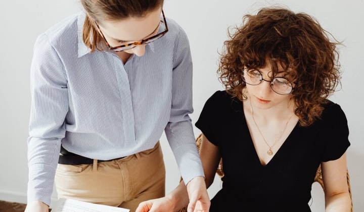 Два человека поздравляют женщину с успехом