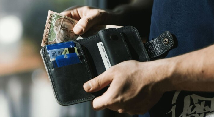 Дівчина з кошиком у супермаркеті