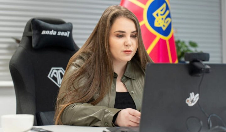 Офіцер і солдат віл куруватися у казармі