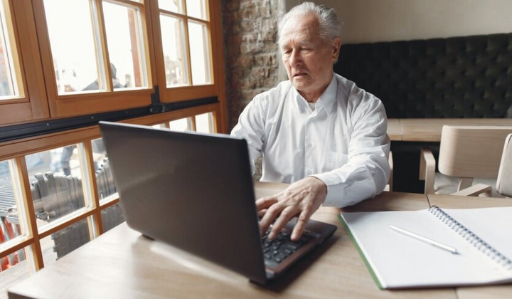 Работник помощник для пенсионеров в 2025