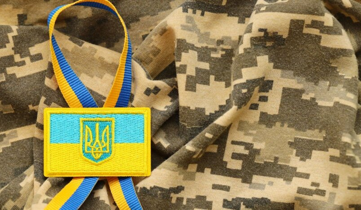 Молода дівчина з атестатом