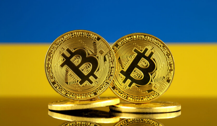 Логотип криптовалюты на фоне долларових купюр