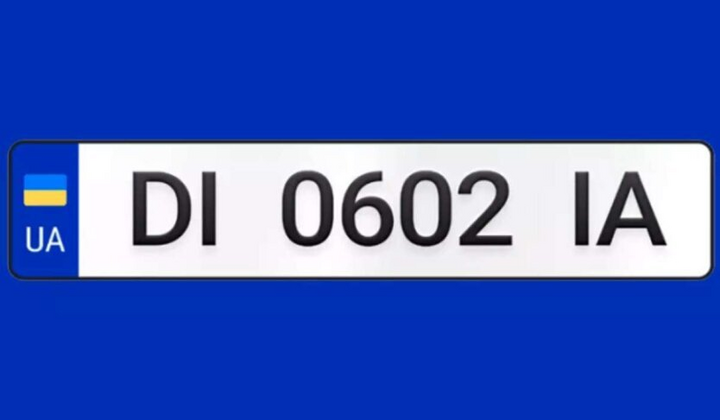 Машини з загадковими номерами на дорозі
