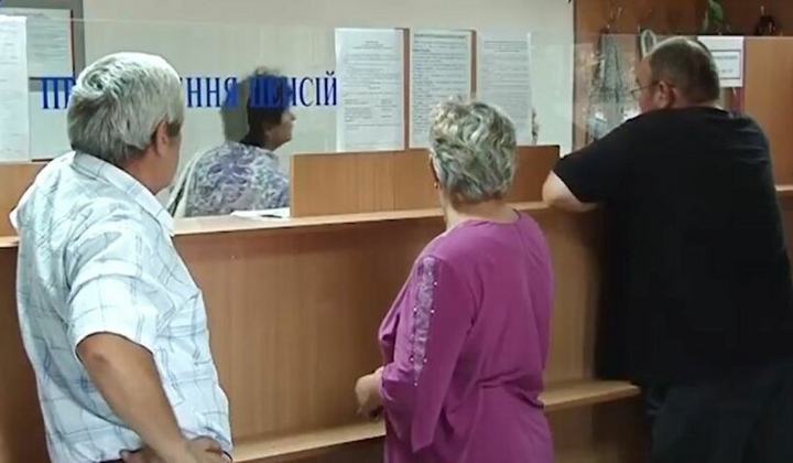 Документи та гроші на столі