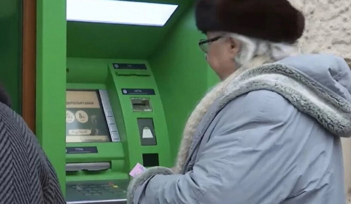 Пенсионеры без выплат из-за заблокированной карточки
