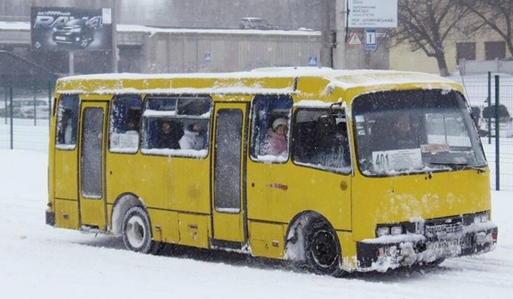 Зображено маршрутку на вулиці Києва