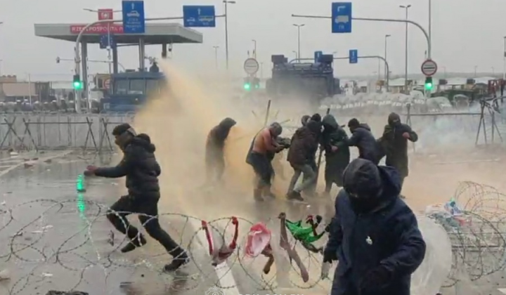 Польша применила водометы против мигрантов