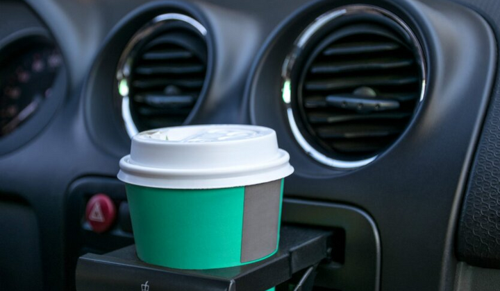 Пролита кава на кнопки автомобіля