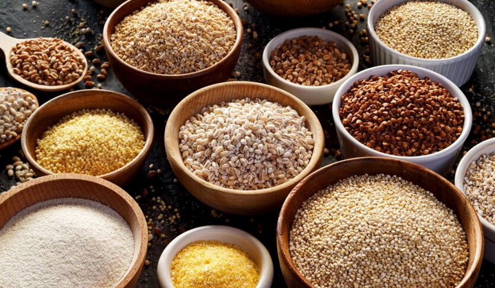 Гречка та вівсянка на тарілці