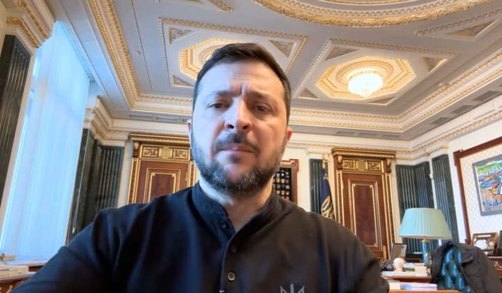 Зеленський виступає на пресконференції