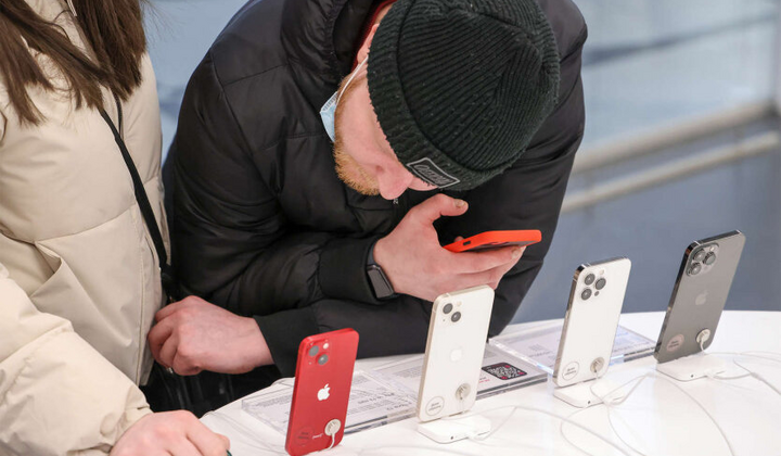 Логотипы Apple, Google, Samsung на смартфоне