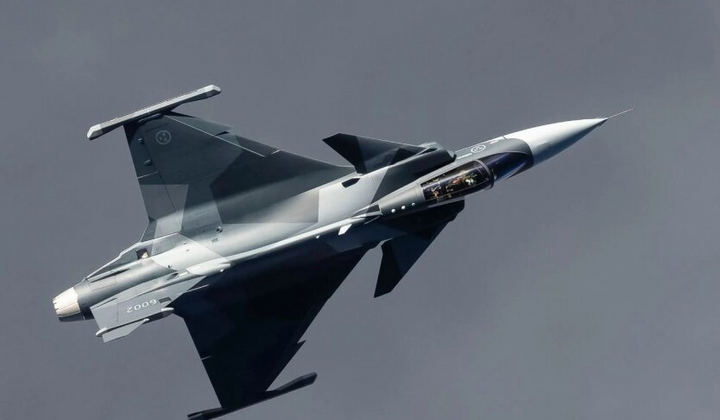 Винищувачі Gripen на фоні Таїланду
