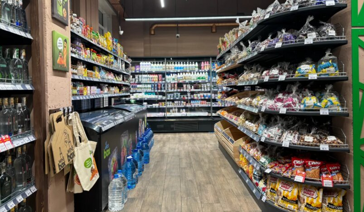Пусті полиці в супермаркеті