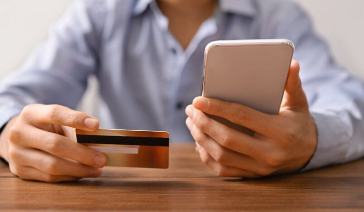 Пенсионеры и студенты у банкомата