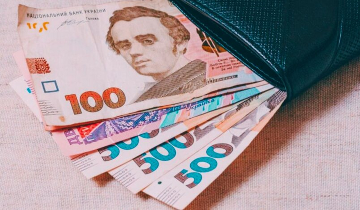 Зображення людини, яка отримує допомогу