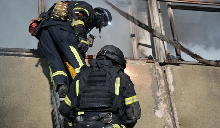 Разрушенные дома и пожар предприятия: фото последствий удара по Харькову