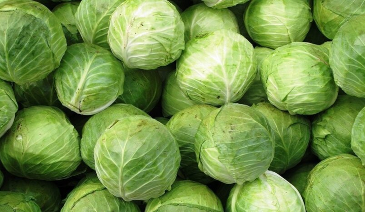 Дешеві овочі на ринку весною