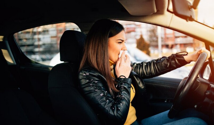 Пешеход на асфальте после чиха