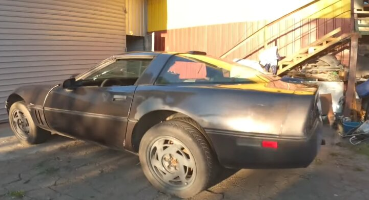 Chevrolet Corvette 80-х на смітнику