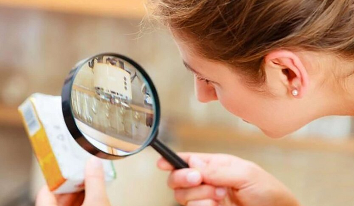 Ілюстрація грошей на вагах справедливості