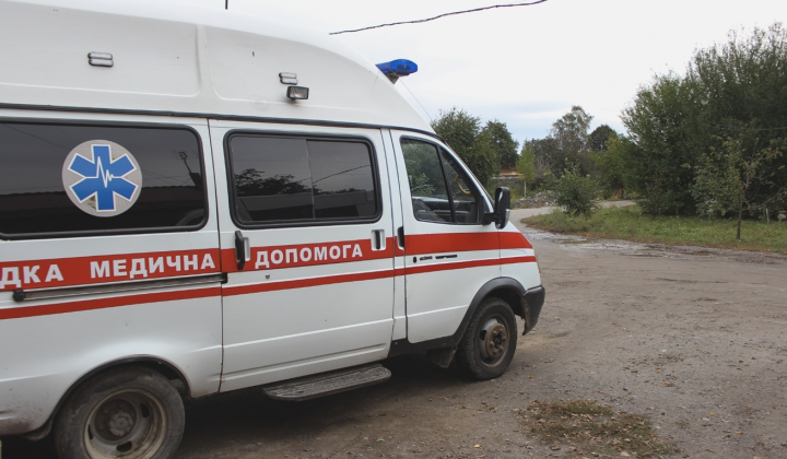 Медики допомагають постраждалому чоловіку