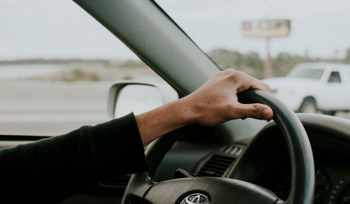 Водитель за рулем автомобиля