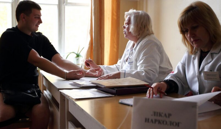 Зображення поліцейських Центру оборони – кадр з новини про пошук небезпечних осіб